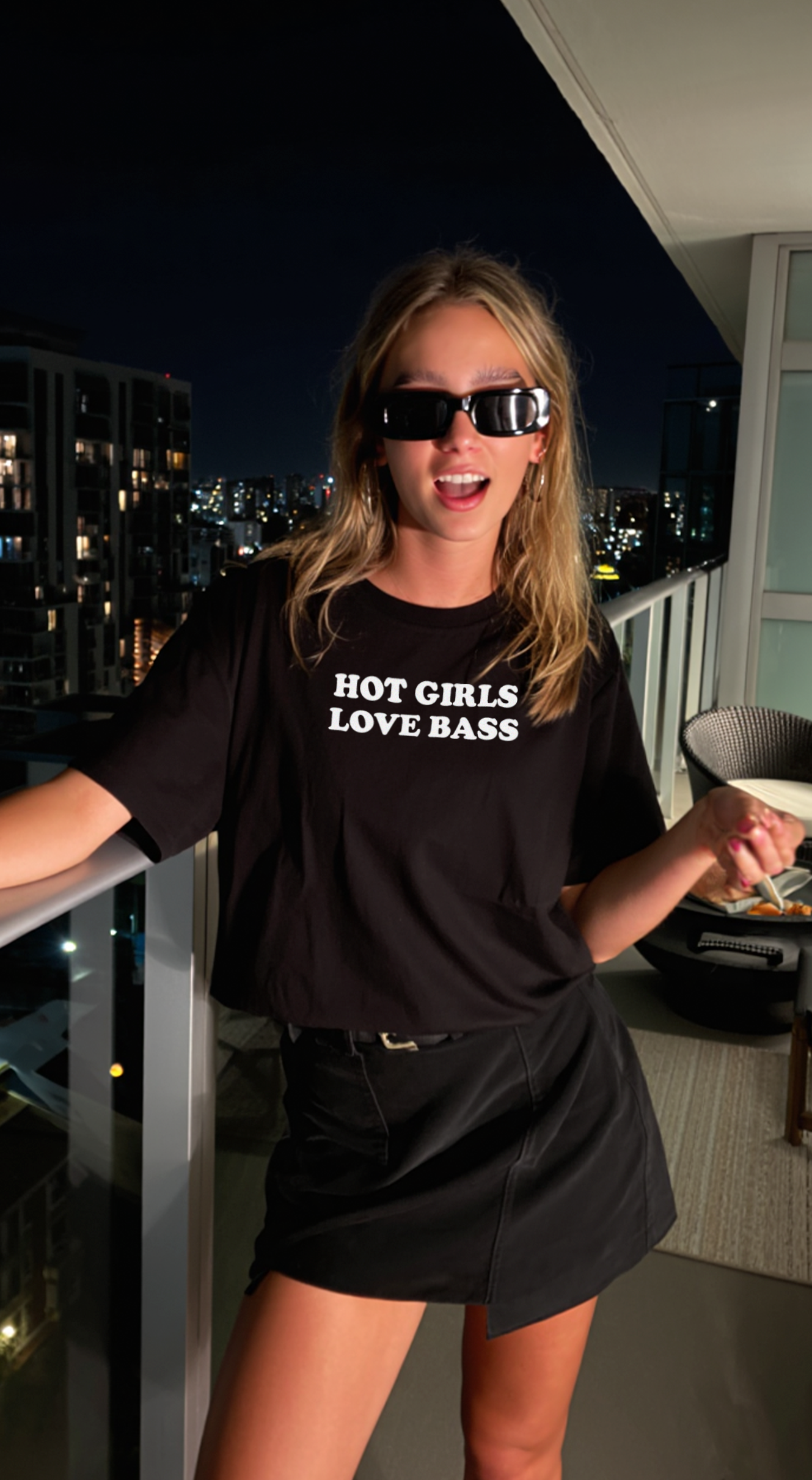 Hot Girls Love Bass (Unisex)